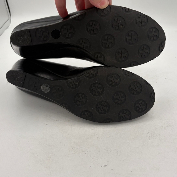 Tory Burch Sophie Wedges Black Leather Gold Tone Logo Emblem Heels 6.5 - Picture 7 of 12